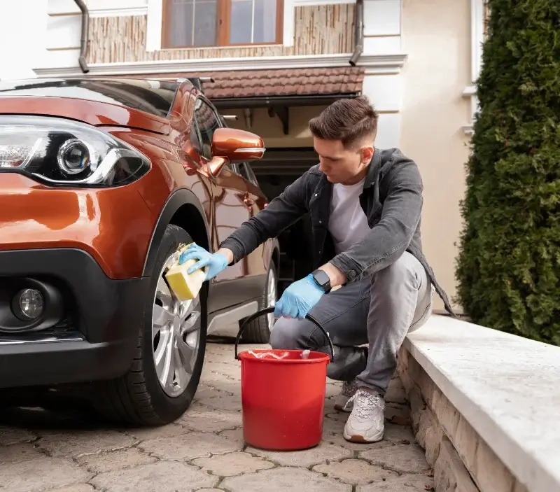 Lavage auto à domicile Kergrist-Moëlou : professionnel intervenant sur un véhicule